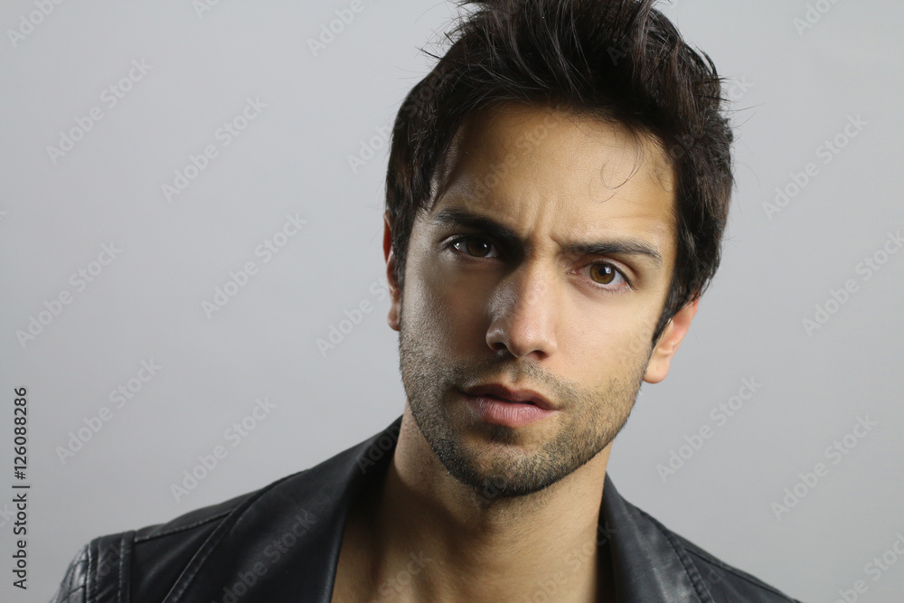 Obraz premium Portrait of an handsome brown man 