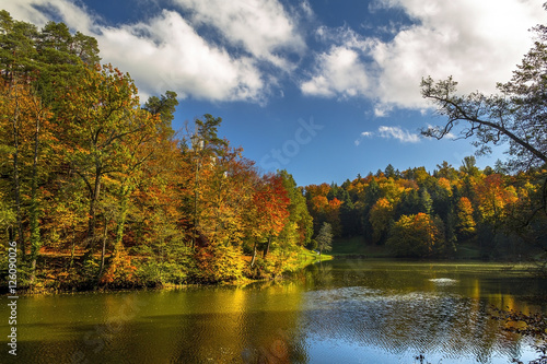 Fototapeta Naklejka Na Ścianę i Meble -  Trakoscan lake on a sunny autumn day