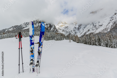 Fototapeta Skis in snow at Mountains