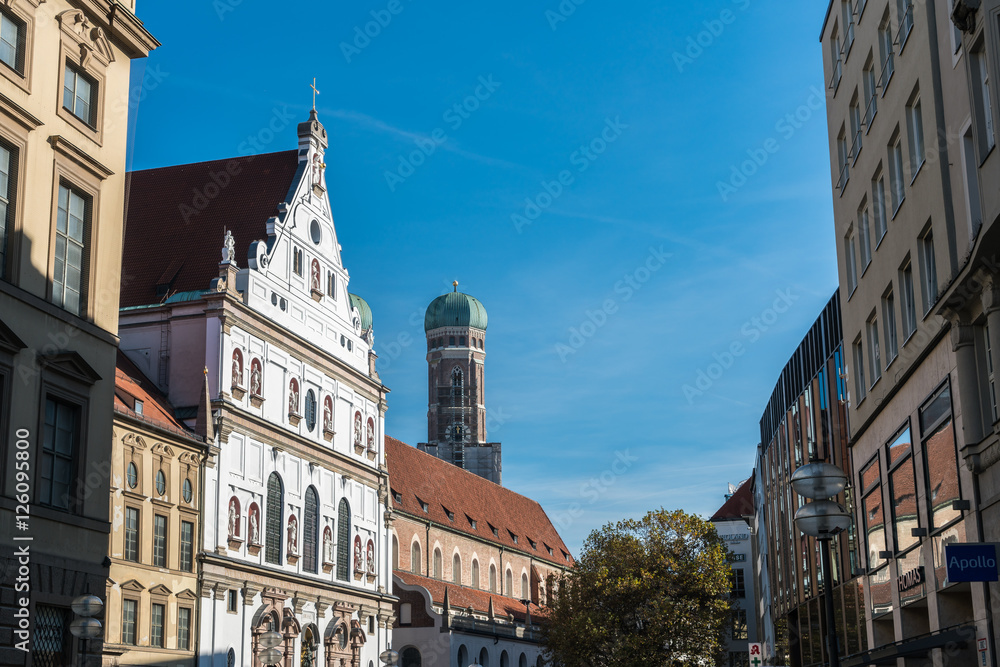 München - in der Fussgängerzone mit Blick auf den Dom
