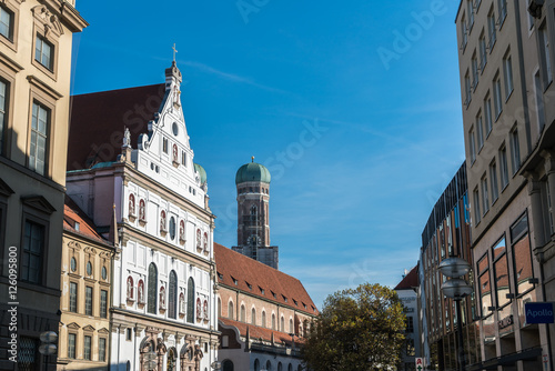 München - in der Fussgängerzone mit Blick auf den Dom