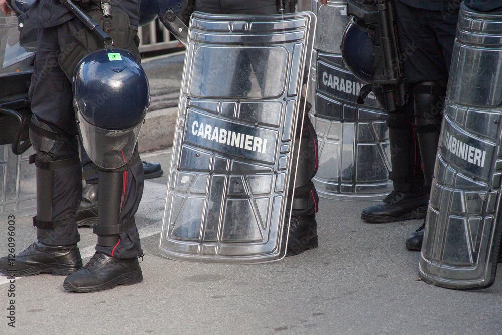 Foto Stock Carabinieri in uniforme antisommossa | Adobe Stock