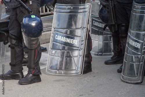 Carabinieri in uniforme  antisommossa photo