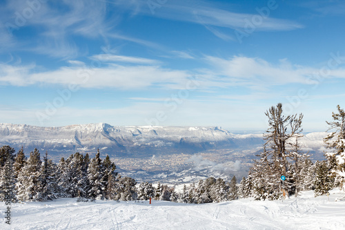 piste de ski et ciel bleu