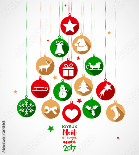 Sapin de Noël avec boules et décorations
