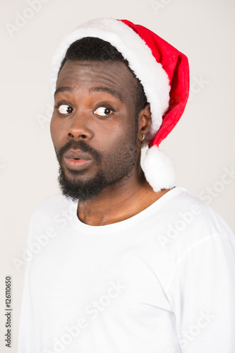 dunkelhäutiger Mann mit Weihnachtsmütze im Portrait