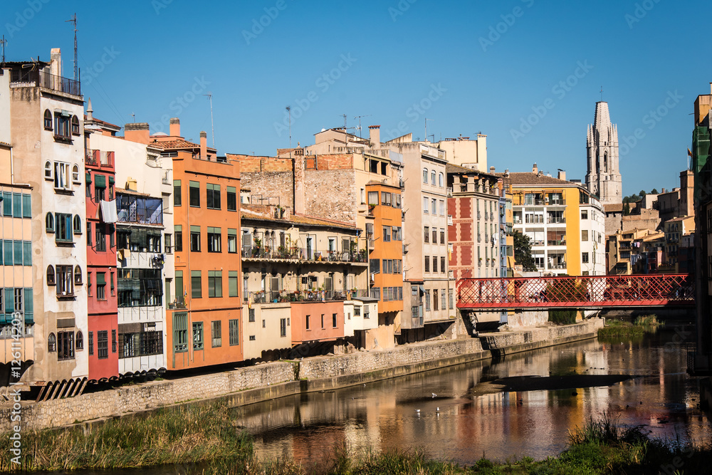 Spiegelung bunte Häuser in Girona