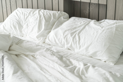 Billede på lærred rumpled bed with white messy pillow decoration in bedroom