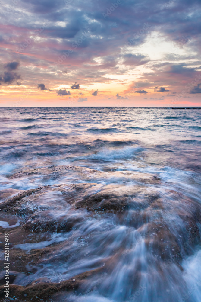 Obraz premium Long exposure sea and rocks at twilight