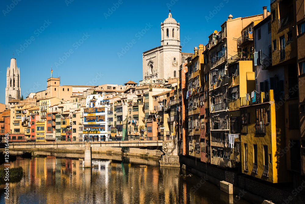 Spiegelung bunte Häuser in Girona