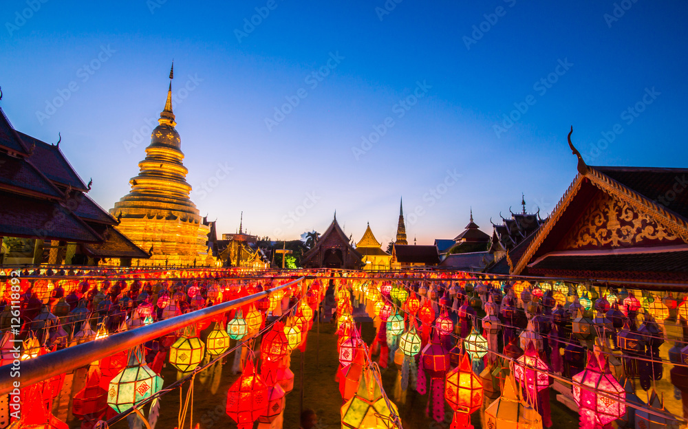 Obraz premium Background lamp lantern festival Wat Phra That Hariphunchai.