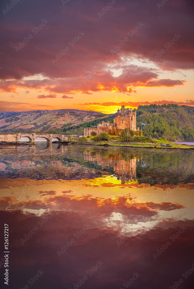 Obraz premium Eilean Donan Castle against sunset in Highlands of Scotland