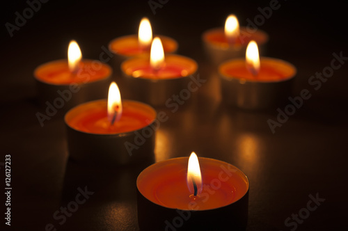 Teelichter und rote Kerze © Stockfotos-MG