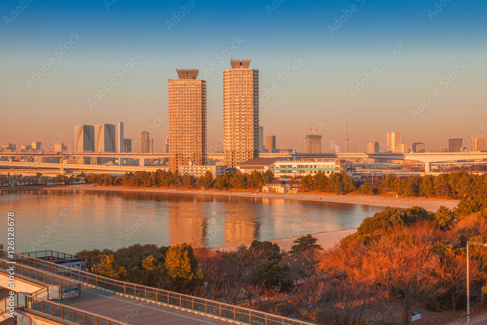 Fototapeta premium 夕陽に染まる高層マンション群