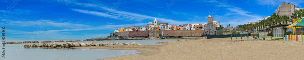 Fototapeta premium Termoli, il Castello Svevo e le case colorate del borgo antico - panorama