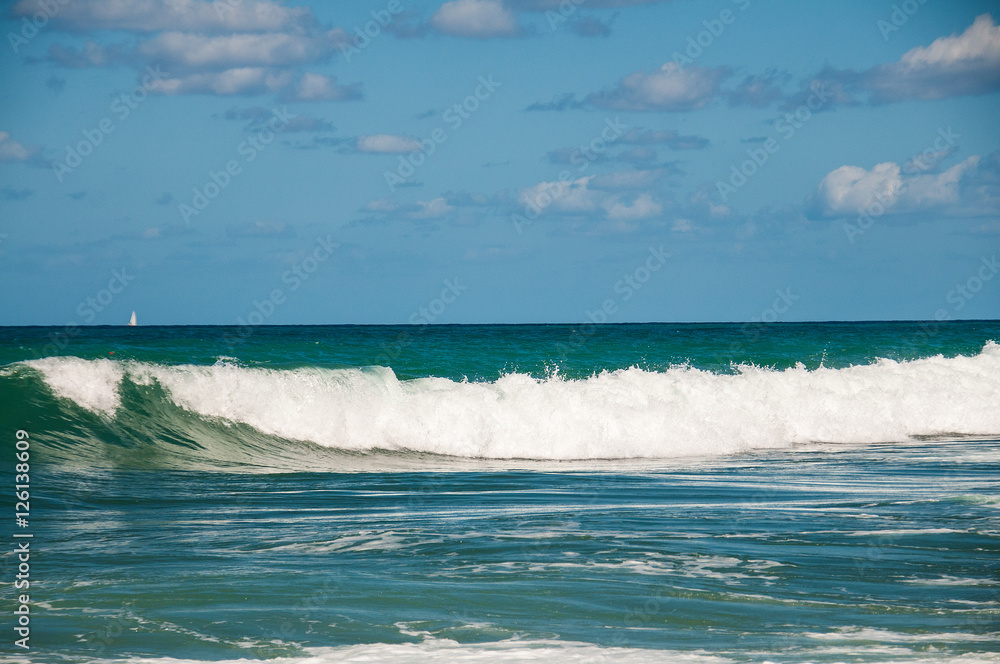Fototapeta premium Mareggiata sulla costa, onde si infrangono sulla scogliera