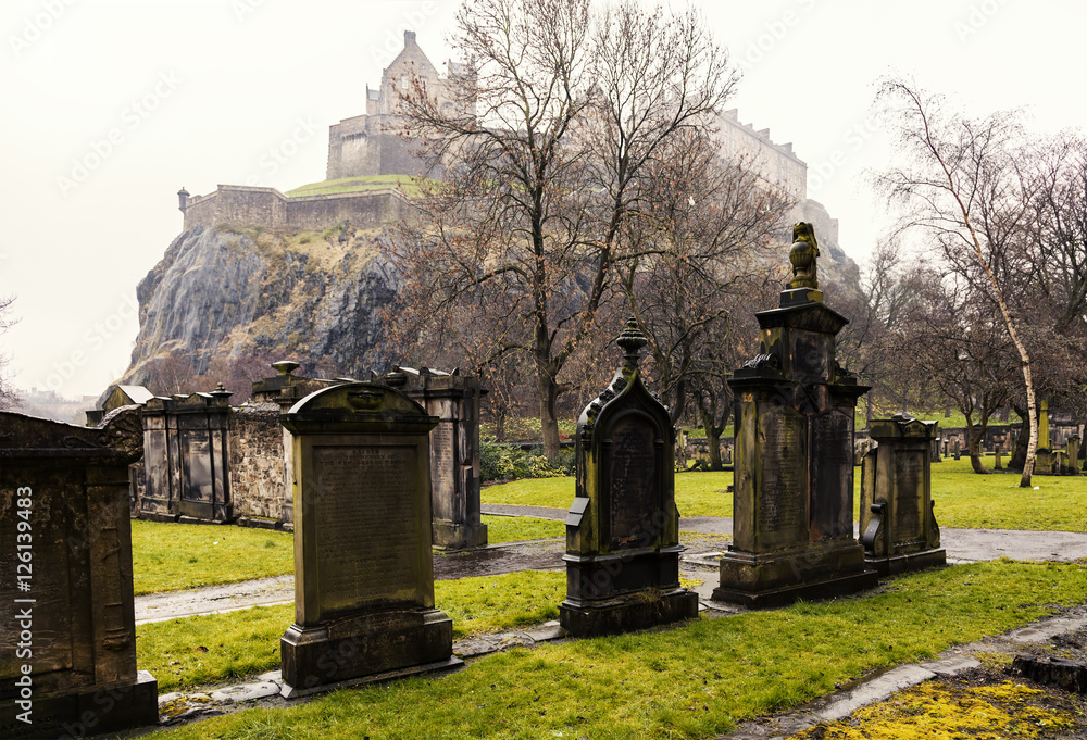 Fototapeta premium Edinburgh graveyard below the castle