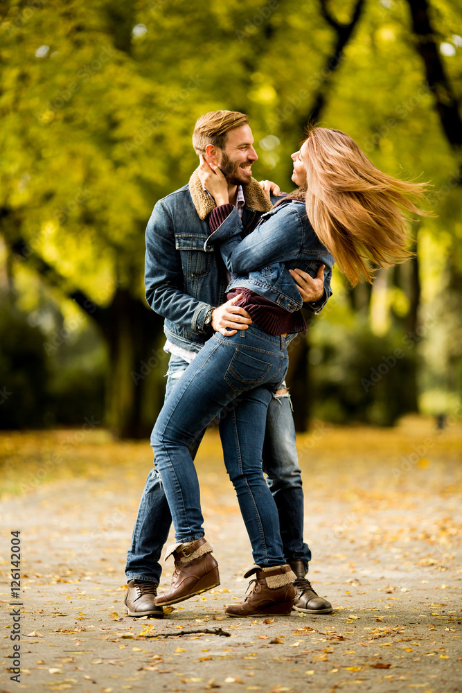 Fototapeta premium Young couple in autumn park