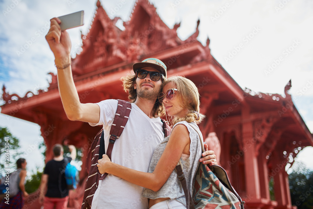 Fototapeta premium tourists taking photos at temple on koh samui thailand