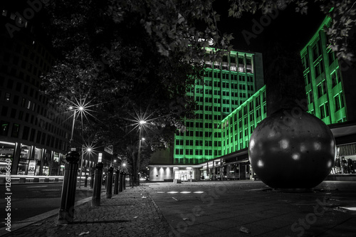 Photography Pendelobelisk vor grün beleuchteter Hauswand in Berlin