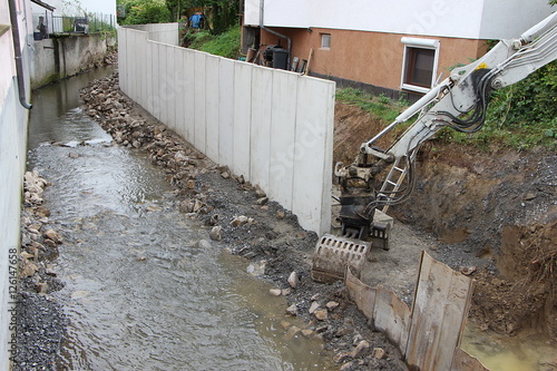 Spundwand für den Hochwasserschutz und Schaufelbagger photo