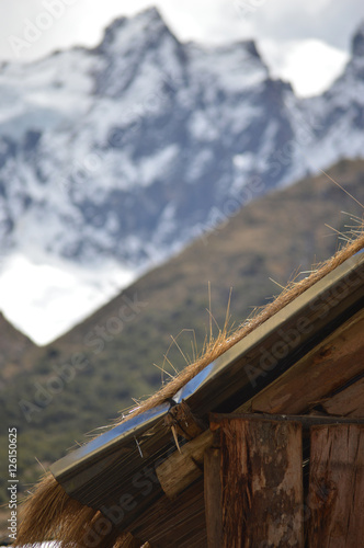 Detalhe de telhado com montanhas ao fundo