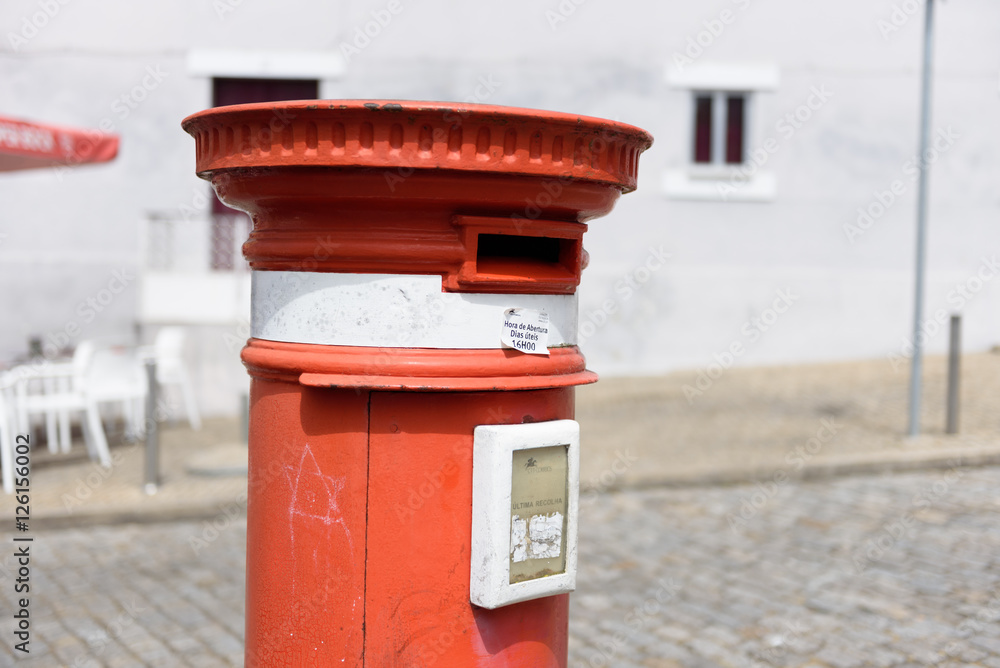 Roter Briefkasten mit weissem Farbkreis Roter Briefkasten mit weissem Farbkreis