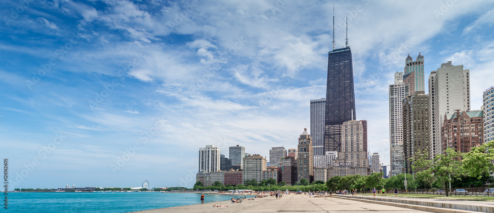 Fototapeta premium Ludzie cieszący się ciepłą letnią pogodą w Chicago