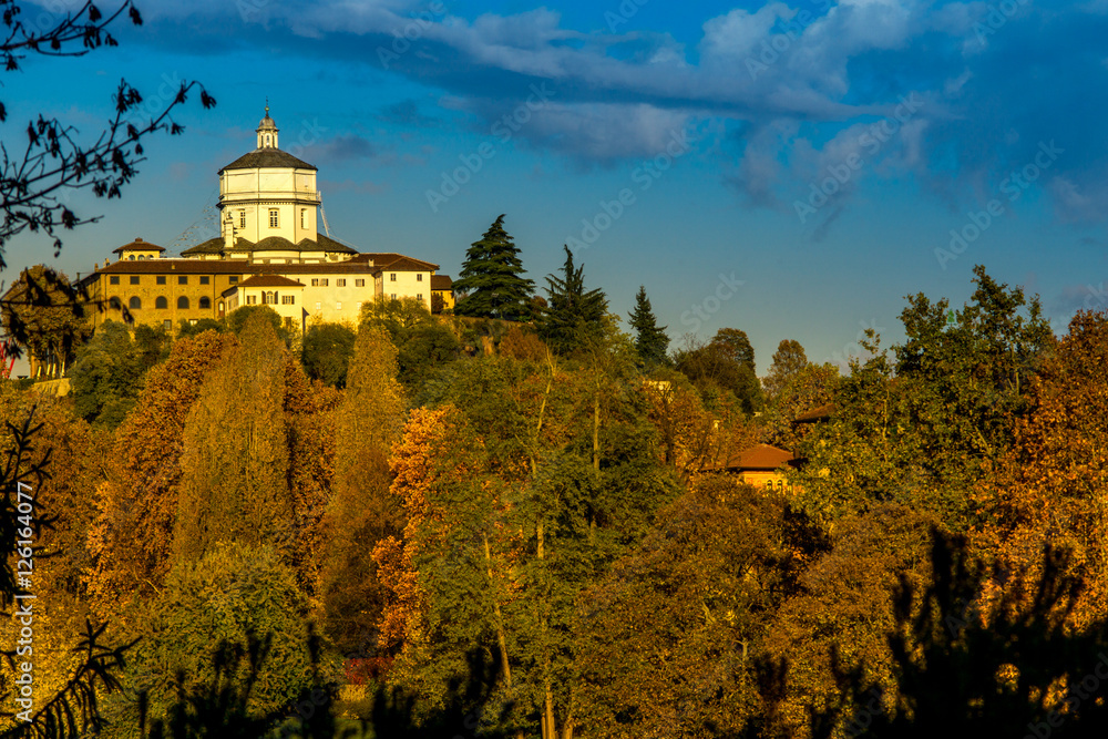 Naklejka premium Colorfull italian park with trees and autumn colors