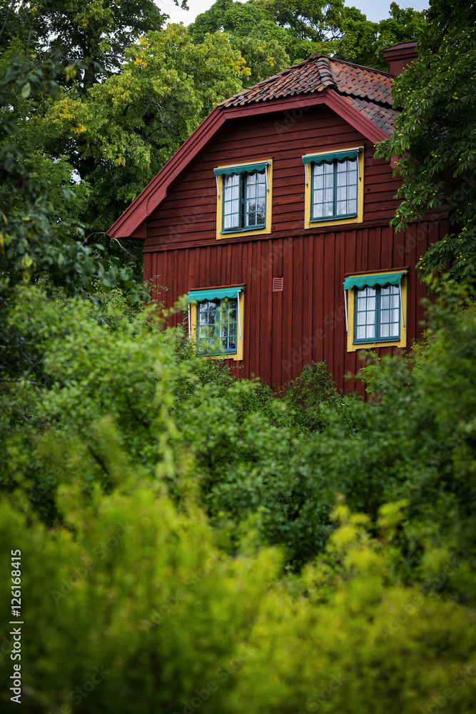 Altes Schwedisches Holzhaus im Grünen