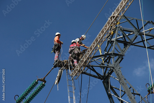 Travaux sur une ligne électrique à très haute tension. Remplacement de câbles et d'isolateurs
