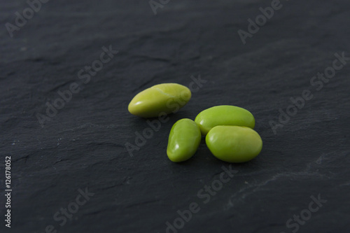 Fotografía Green beans on slate stone