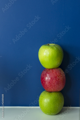 Fotografía Arrangement of Red and green apples on blue background