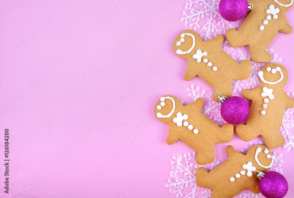 Obraz premium Festive pink theme Christmas holiday background with gingerbread