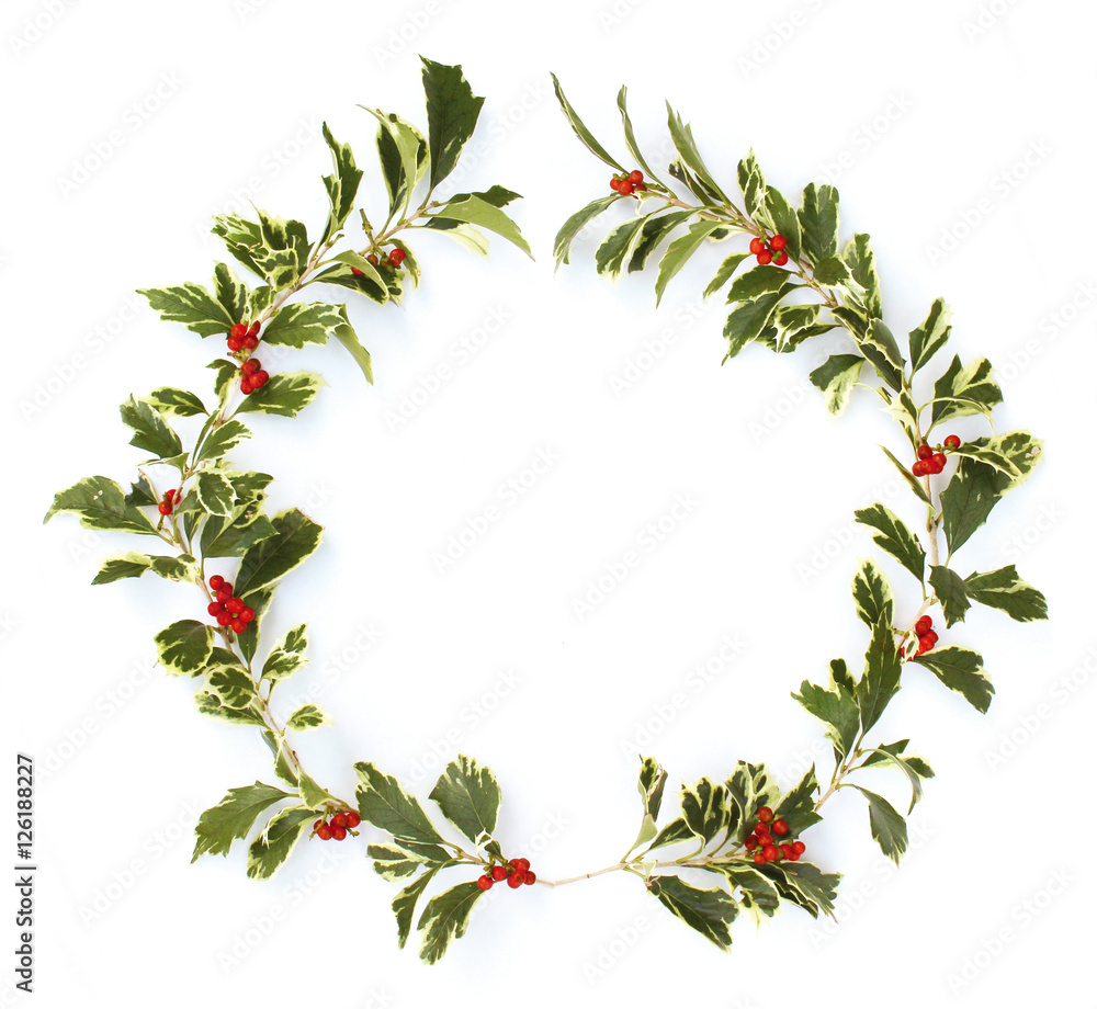 Fototapeta premium ヒイラギの葉とナンテンの実のクリスマスリース