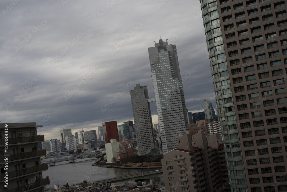東京摩天楼　暗雲