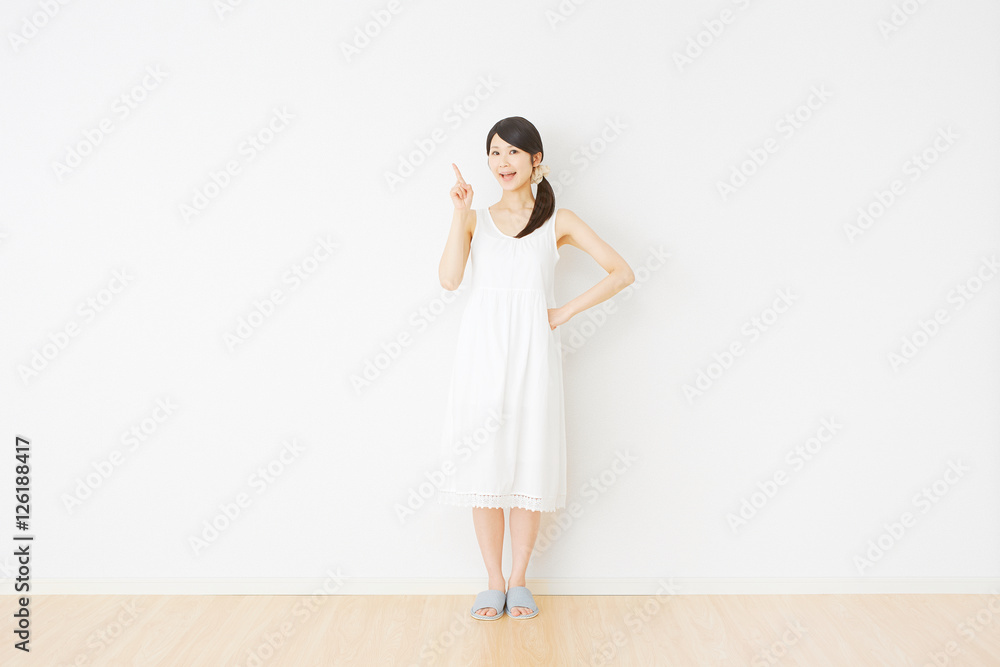 女性 全身 指差し 女性 全身 指差し