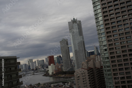 東京摩天楼　暗雲 © EijiPhoto