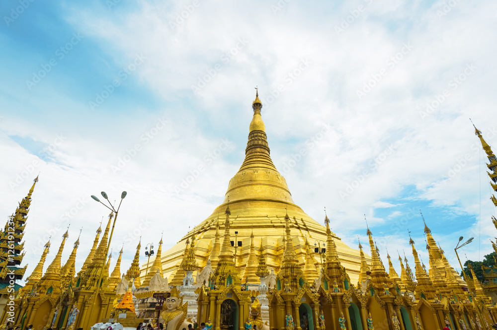 Fototapeta premium Yangon, Myanmar skyline with Shwedagon Pagoda.