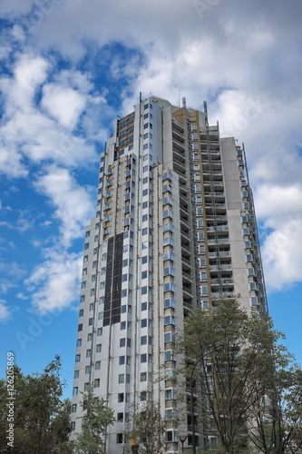 Immeuble élevé, blanc, ciel nuageux 