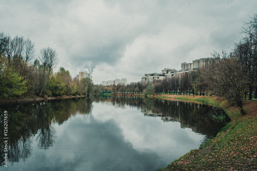 Fototapeta premium Городской осенний парк. 2