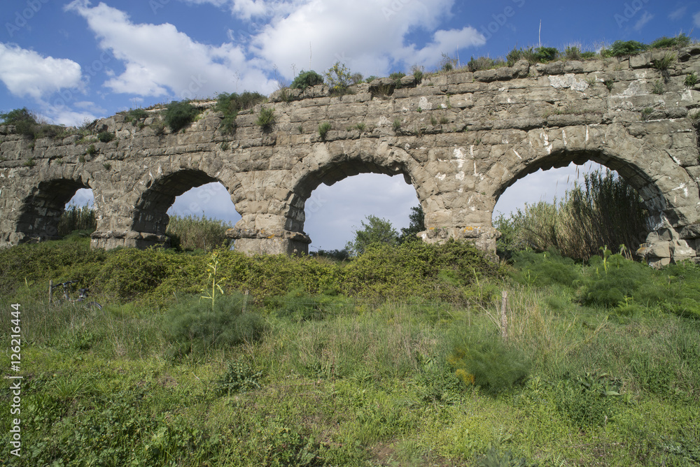 Acquedotto nel parco Romano