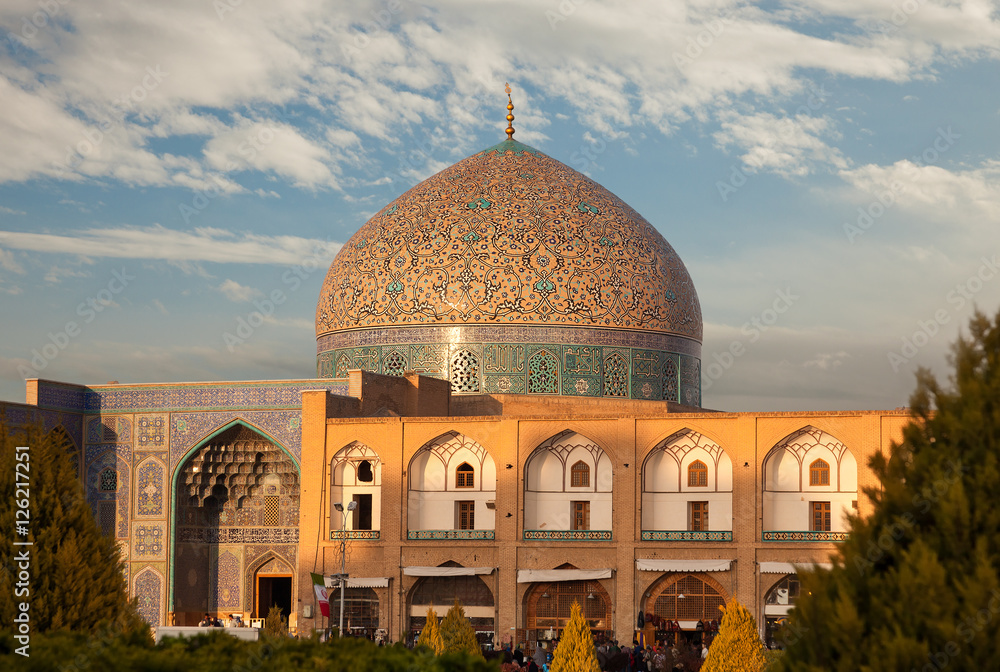 Fototapeta premium Sheikh Lotfollah Mosque in Naqsh Jahan Square of Isfahan Lit by Warm Sunset