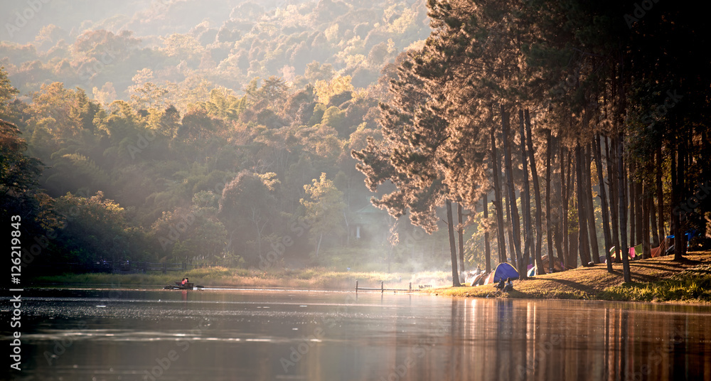 foto-de-morning-in-pang-ung-lake-north-of-thailand-is-a-tourist-place