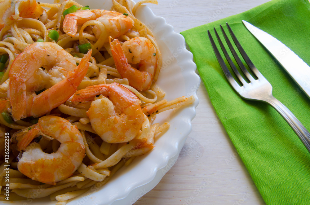 Φωτογραφία Homemade pasta with prawn, hot chili sauce and lemon on wooden background