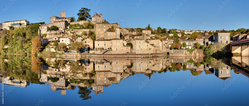 Naklejka premium Panorama de Puy-L'Eveque (Lot)