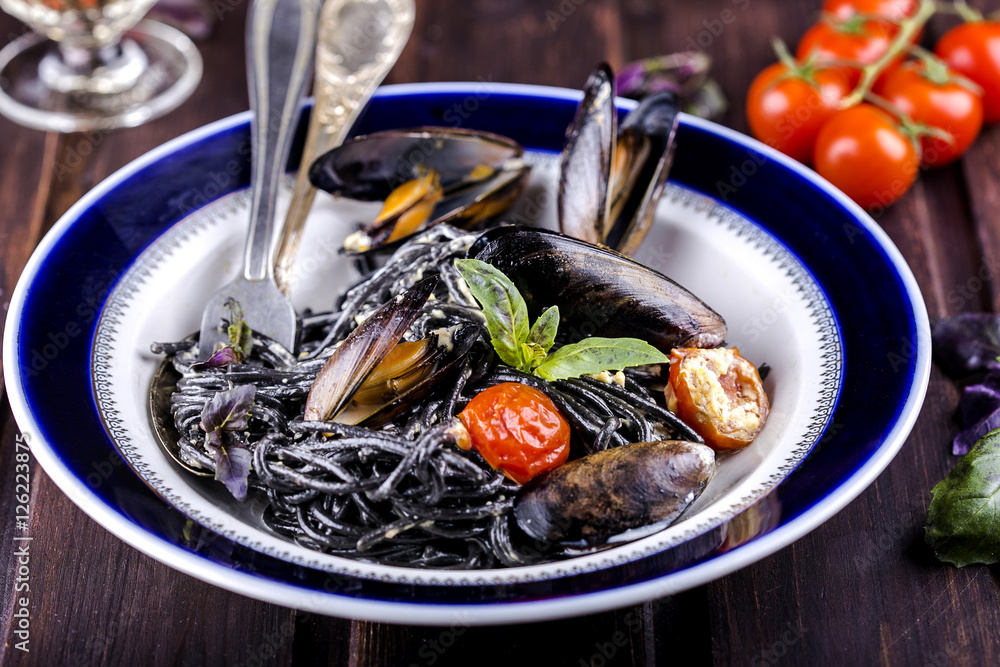 black spaghetti with mussels