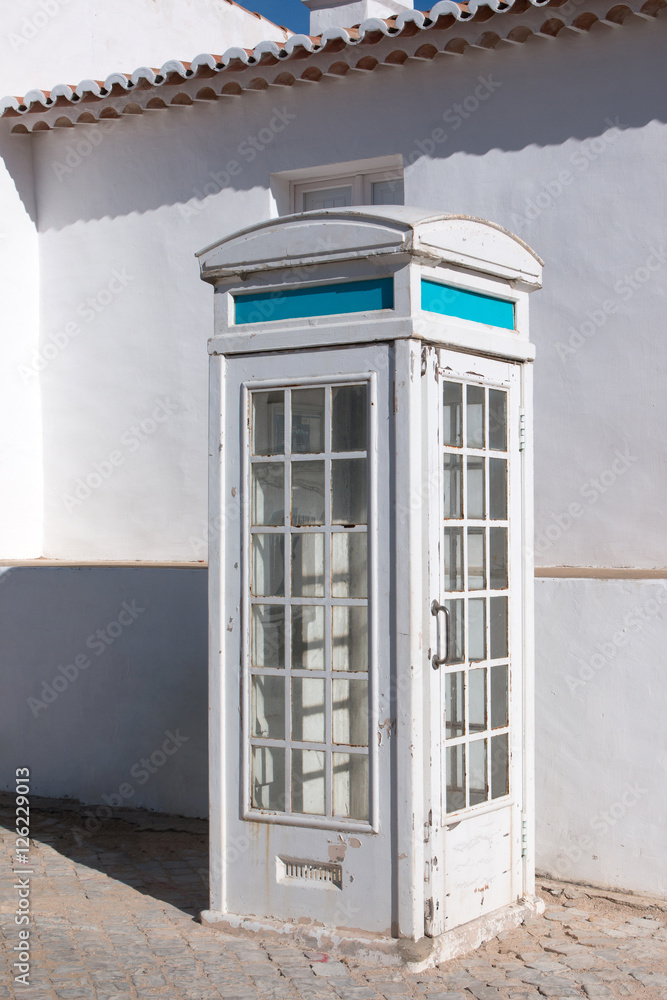 Obraz premium Old abandoned phone booth
