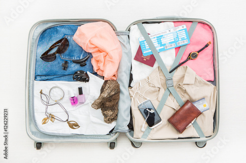Schilderij op canvas travel traveler traveling bag top open concepts