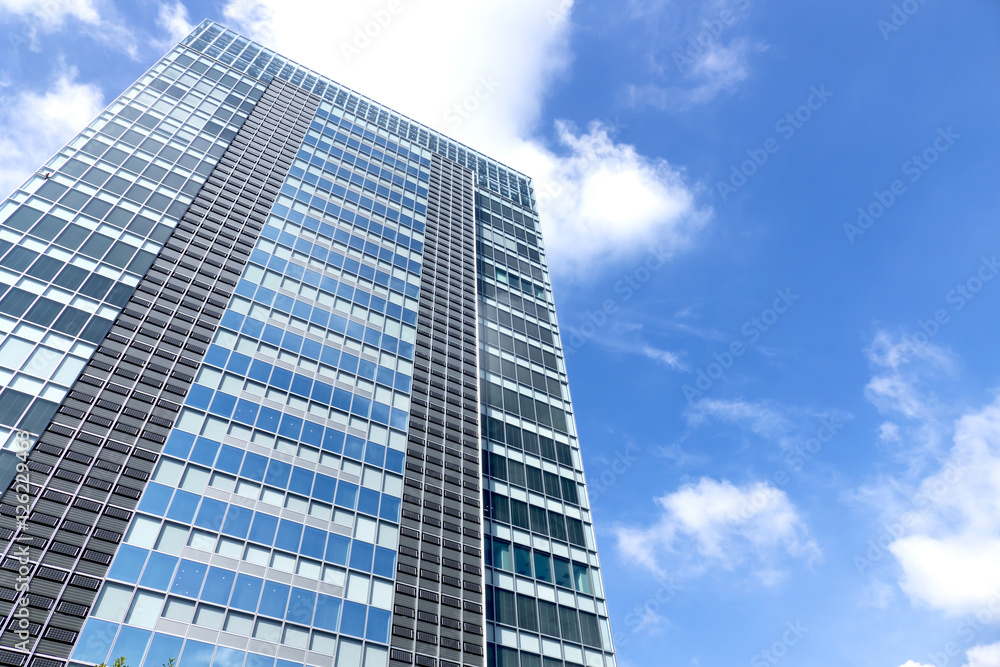 高層ビルと青空と雲　見上げる　シンプル　汎用